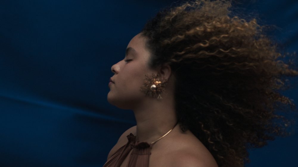Rachel Reis mergulha em sua essência com “Divina Casca”: "Cada marca na pele me trouxe até aqui" (Entrevista)