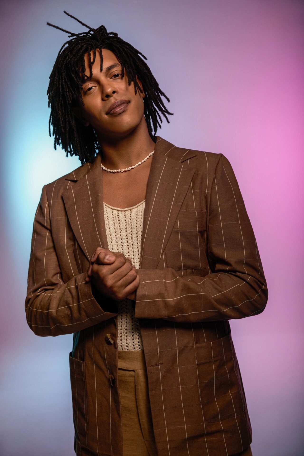 Descubra qual ator irá interpretar Djavan no teatro!