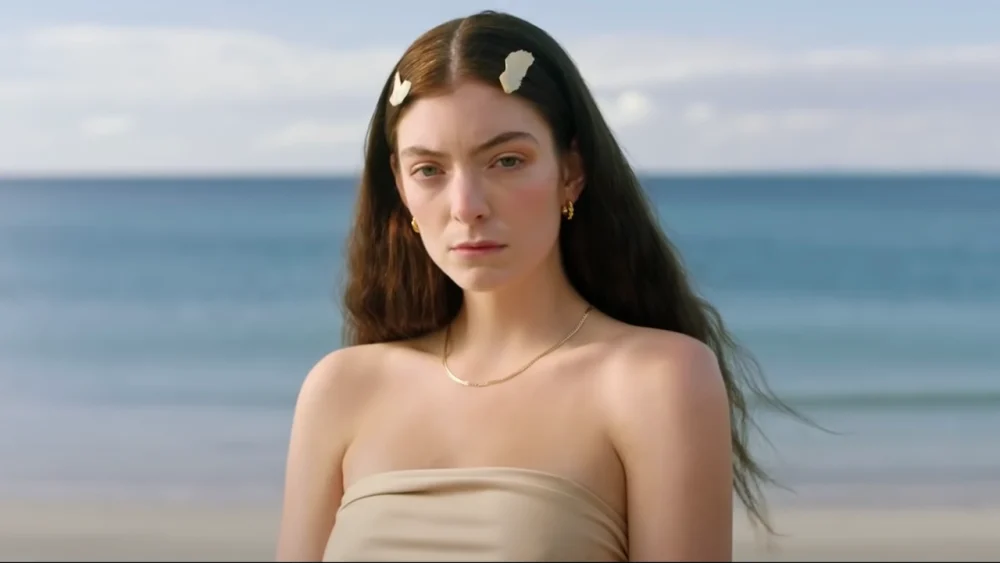 Ela vem aí! Ouça prévia da música nova da Lorde!