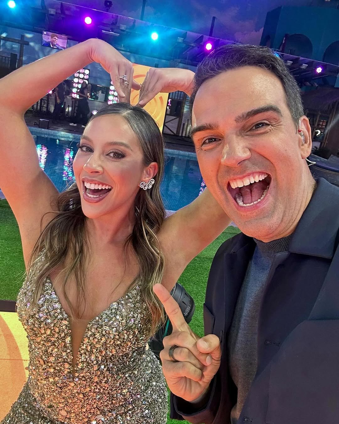 Final do BBB consagra Renata campeã, tem Juliette invadindo a casa e duetos entre ex brothers