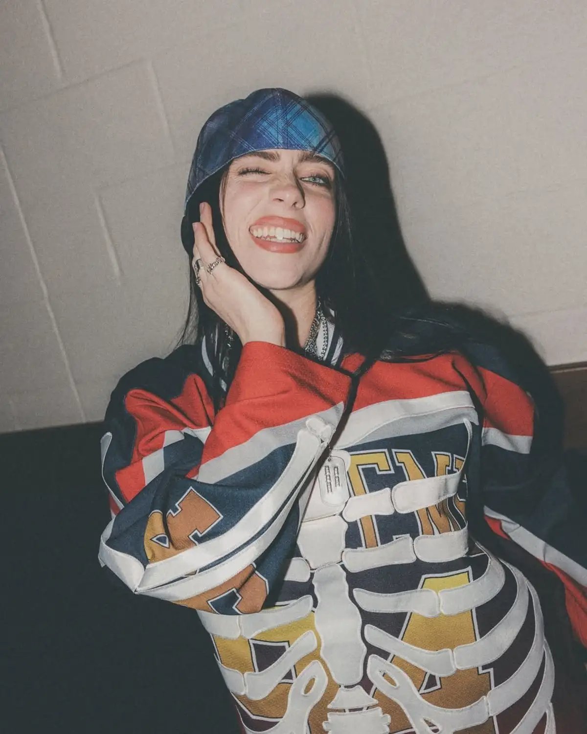 Billie Eilish rebate críticas por look do MET Gala gerado por IA: "Me deixem em paz!"