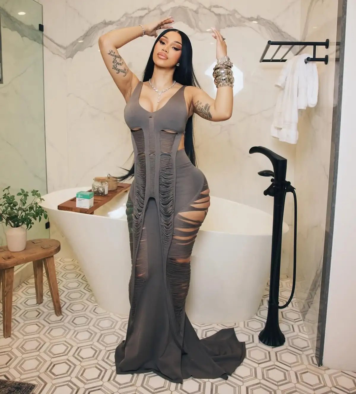 Cardi B dá resposta atravessada após ser criticada por incluir hits de 2020 e 2021 em álbum de 2025