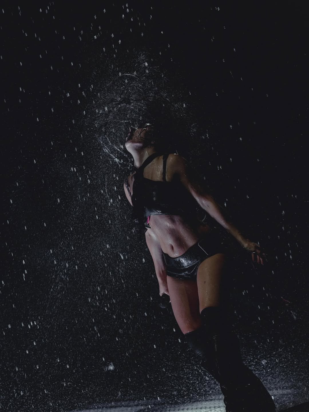 Charli XCX reage a críticas sobre show no Glastonbury com bom humor: "Fascinante"