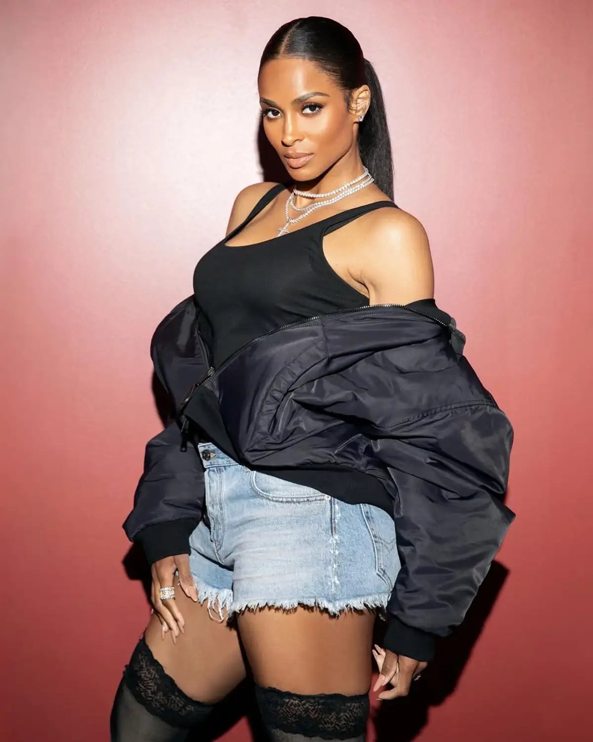 Após bate-boca em 2011, Ciara revela como é sua relação com Rihanna atualmente; veja o vídeo