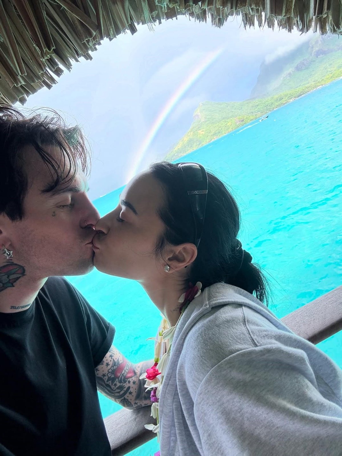 Demi Lovato abre álbum de fotos da lua de mel e ex dela curte - saiba quem!