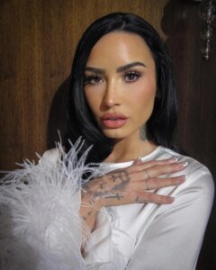 Demi Lovato entra em trend do álbum de Addison Rae e fãs reagem: "Vai terminar o teu, mulher!"