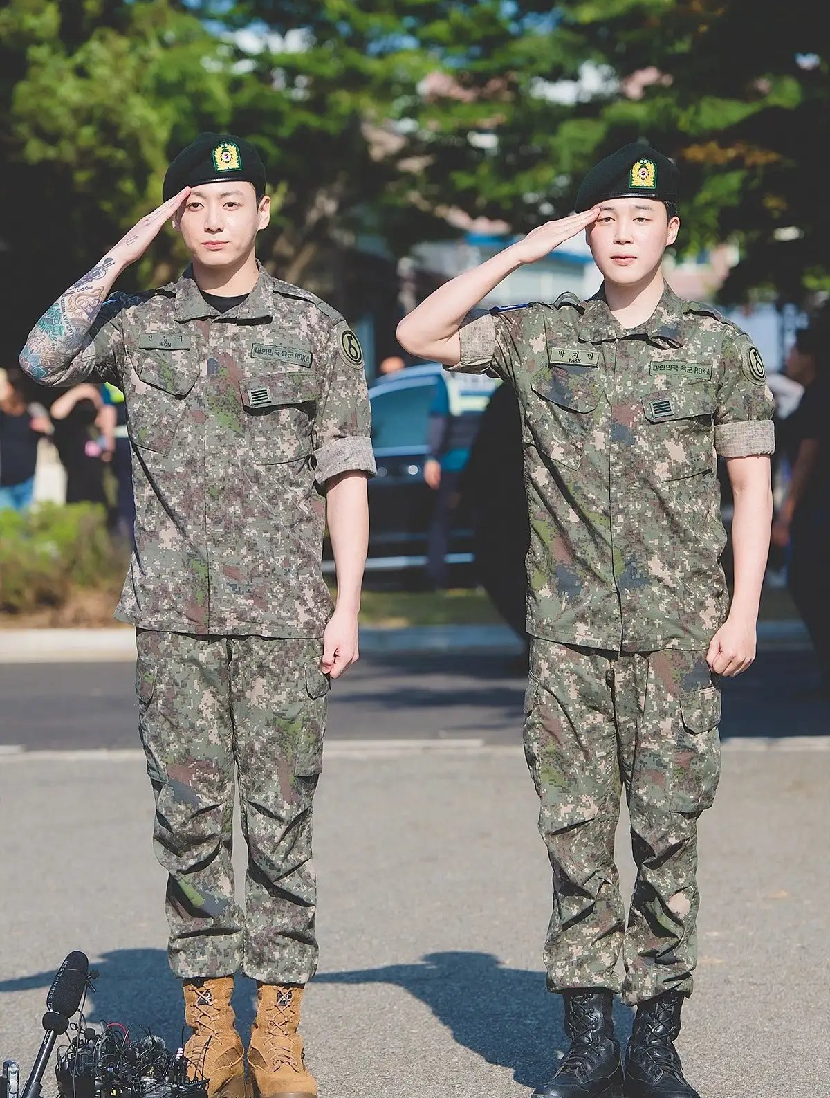 Falta só mais um! Jimin e Jungkook, do BTS, posam para imprensa e fãs em dispensa militar na Coreia do Sul