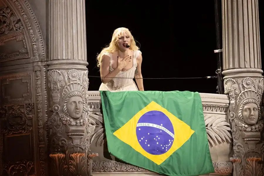 "Como que vai ao banheiro?": gringos se chocam com 2,1 milhões de pessoas para ver Lady Gaga no Brasil