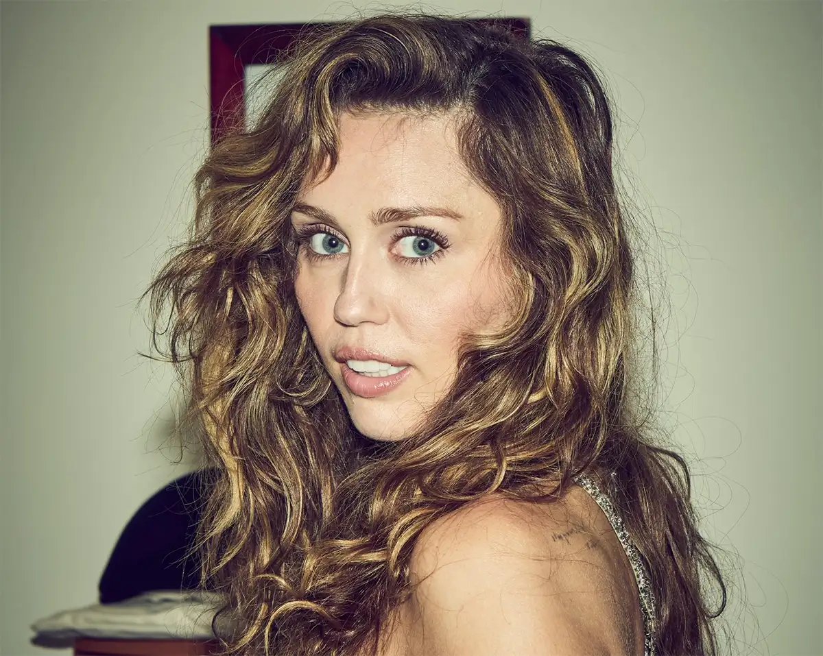 Miley Cyrus sinaliza mudanças para breve: "meu apego ao mainstream está diminuindo"