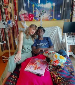 Taylor Swift visita hospital infantil nos EUA e é exaltada por médica: "Um dos seres humanos mais gentis"