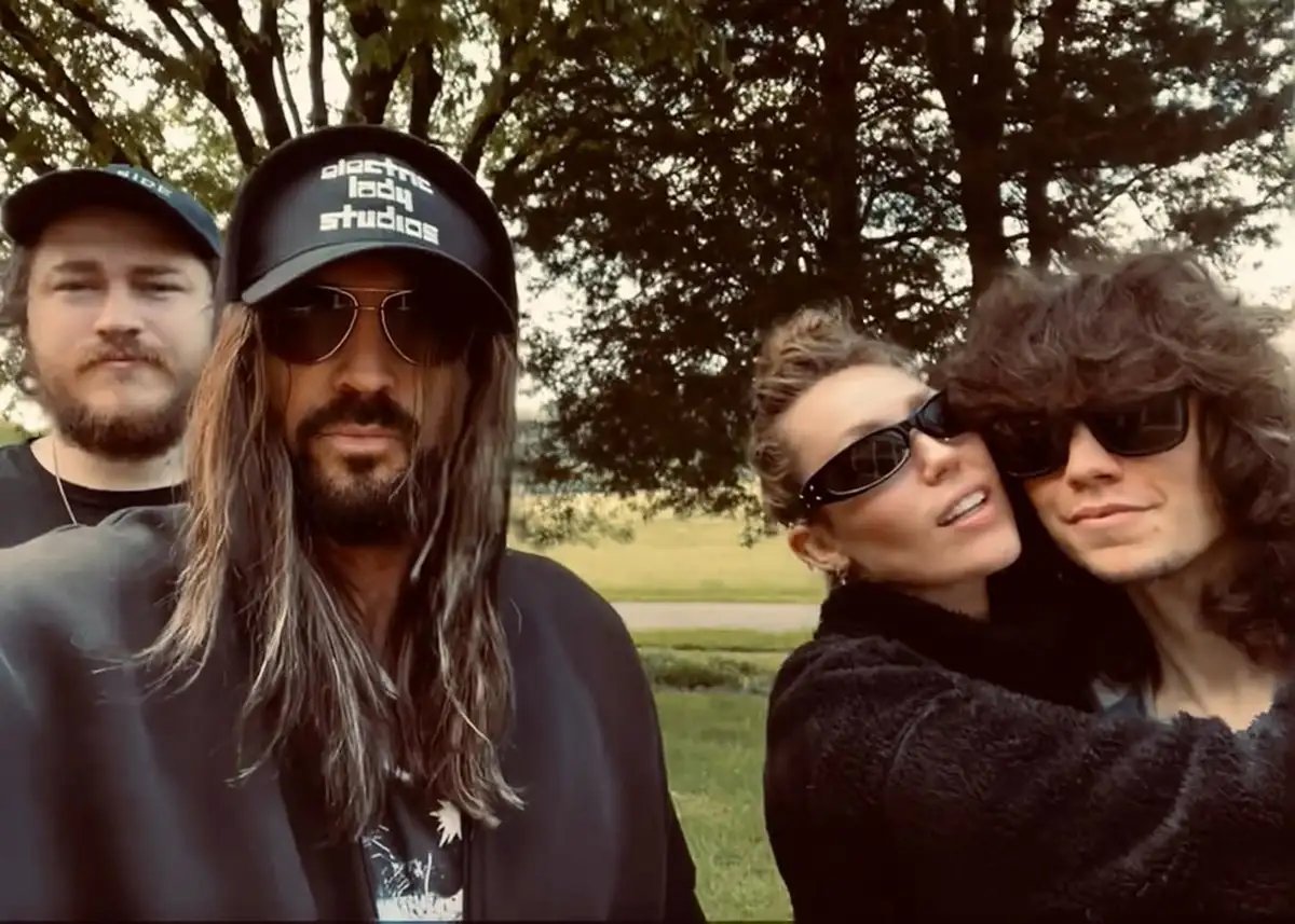 Trace, irmão de Miley Cyrus, expõe 'podres' de Billy Ray, pai dos dois: "Velho fracassado"