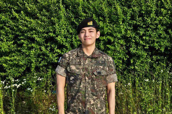BTS: Taehyung, o V, canta música brasileira em live após dispensa militar